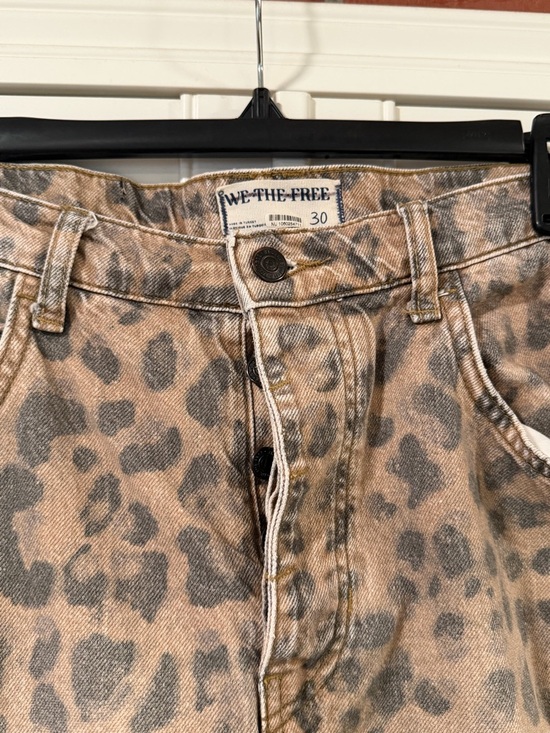 We The Free Denim - WE THE FREE High-Rise Leopard Print barrel Jeans - Tan & Gray